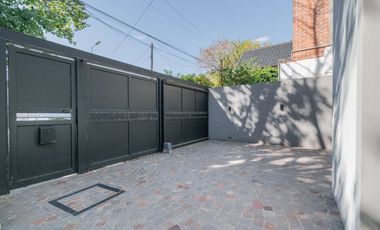 Casa en 2 Plantas con Cochera Venta Banfield BsAs.