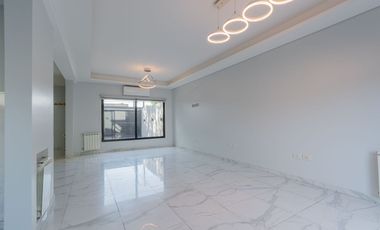 Casa en 2 Plantas con Cochera Venta Banfield BsAs.