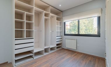 Casa en 2 Plantas con Cochera Venta Banfield BsAs.