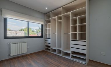 Casa en 2 Plantas con Cochera Venta Banfield BsAs.