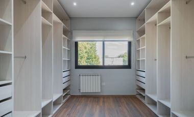 Casa en 2 Plantas con Cochera Venta Banfield BsAs.
