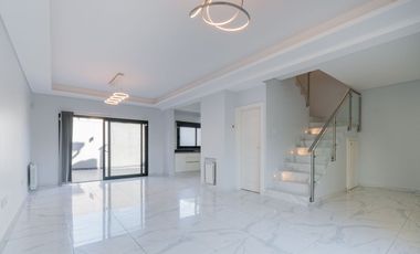 Casa en 2 Plantas con Cochera Venta Banfield BsAs.