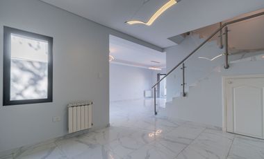 Casa en 2 Plantas con Cochera Venta Banfield BsAs.