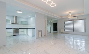 Casa en 2 Plantas con Cochera Venta Banfield BsAs.
