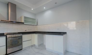 Casa en 2 Plantas con Cochera Venta Banfield BsAs.