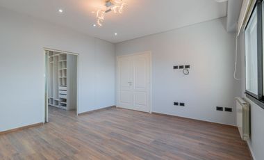 Casa en 2 Plantas con Cochera Venta Banfield BsAs.