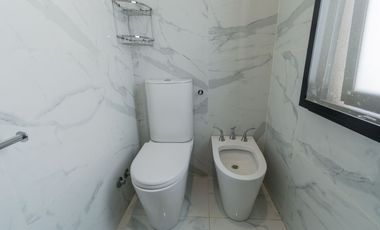 Casa en 2 Plantas con Cochera Venta Banfield BsAs.