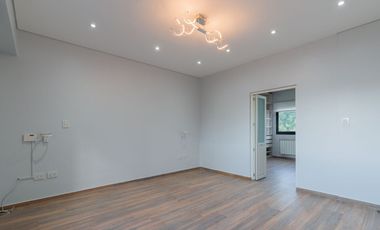 Casa en 2 Plantas con Cochera Venta Banfield BsAs.