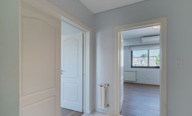 Casa en 2 Plantas con Cochera Venta Banfield BsAs.