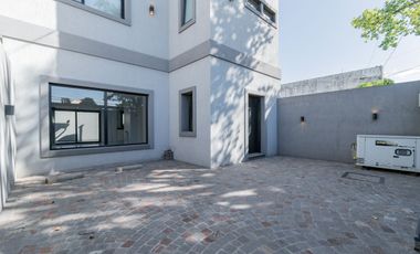 Casa en 2 Plantas con Cochera Venta Banfield BsAs.
