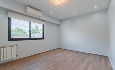 Casa en 2 Plantas con Cochera Venta Banfield BsAs.