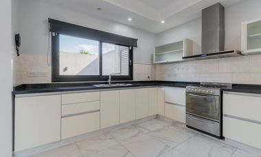Casa en 2 Plantas con Cochera Venta Banfield BsAs.