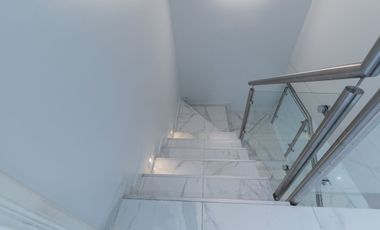 Casa en 2 Plantas con Cochera Venta Banfield BsAs.