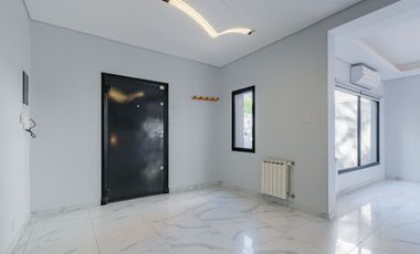 Casa en 2 Plantas con Cochera Venta Banfield BsAs.