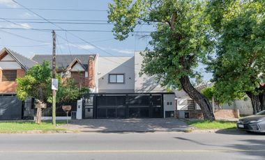 Casa en 2 Plantas con Cochera Venta Banfield BsAs.