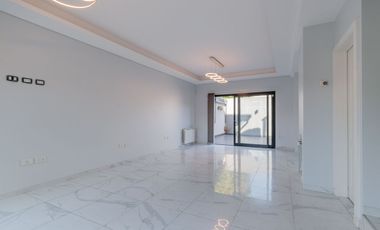 Casa en 2 Plantas con Cochera Venta Banfield BsAs.