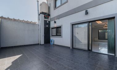 Casa en 2 Plantas con Cochera Venta Banfield BsAs.