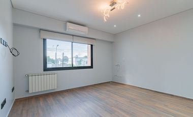 Casa en 2 Plantas con Cochera Venta Banfield BsAs.