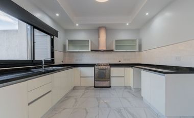 Casa en 2 Plantas con Cochera Venta Banfield BsAs.