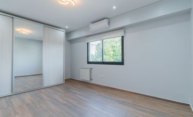 Casa en 2 Plantas con Cochera Venta Banfield BsAs.
