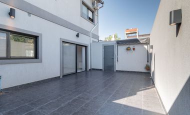 Casa en 2 Plantas con Cochera Venta Banfield BsAs.