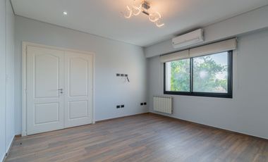 Casa en 2 Plantas con Cochera Venta Banfield BsAs.