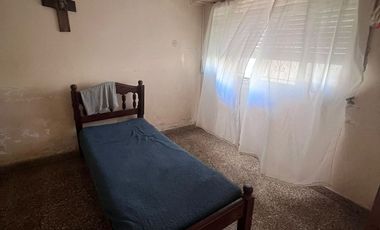 VENTA CASA de 3 dormitorios con local comercial.-