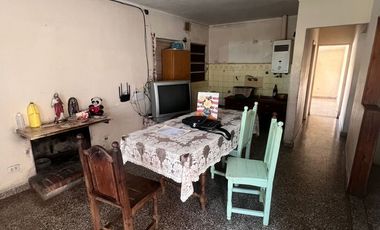 VENTA CASA de 3 dormitorios con local comercial.-