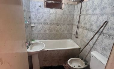 VENTA CASA de 3 dormitorios con local comercial.-