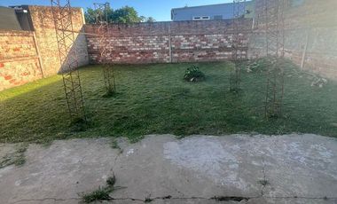 VENTA CASA de 3 dormitorios con local comercial.-