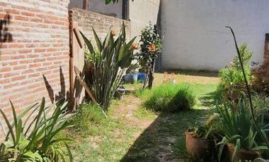 Venta casa a refaccionar sobre esquina