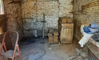 Venta casa a refaccionar sobre esquina
