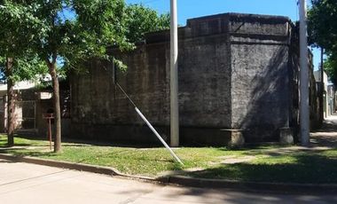 Venta casa a refaccionar sobre esquina