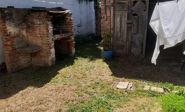 Venta casa a refaccionar sobre esquina