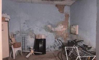 Venta casa a refaccionar sobre esquina