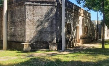 Venta casa a refaccionar sobre esquina
