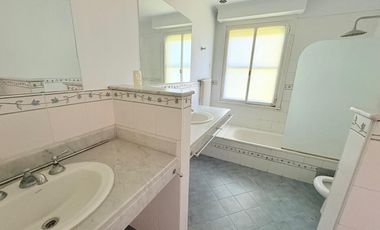 Acassuso via a Libertador, muy buena Casa en Venta, 5 dormitorios , dependencia , pileta