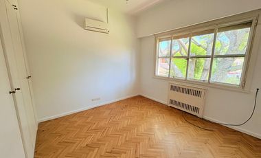 Acassuso via a Libertador, muy buena Casa en Venta, 5 dormitorios , dependencia , pileta