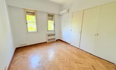 Acassuso via a Libertador, muy buena Casa en Venta, 5 dormitorios , dependencia , pileta