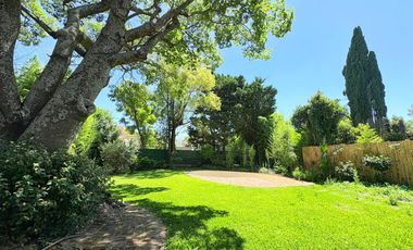 Acassuso via a Libertador, muy buena Casa en Venta, 5 dormitorios , dependencia , pileta