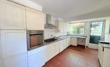 Acassuso via a Libertador, muy buena Casa en Venta, 5 dormitorios , dependencia , pileta