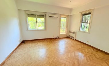 Acassuso via a Libertador, muy buena Casa en Venta, 5 dormitorios , dependencia , pileta