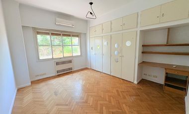 Acassuso via a Libertador, muy buena Casa en Venta, 5 dormitorios , dependencia , pileta