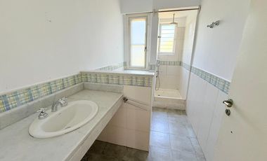 Acassuso via a Libertador, muy buena Casa en Venta, 5 dormitorios , dependencia , pileta