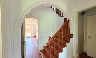 Acassuso via a Libertador, muy buena Casa en Venta, 5 dormitorios , dependencia , pileta