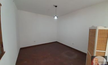 Casa actualmente dividida en 2, con rentas!