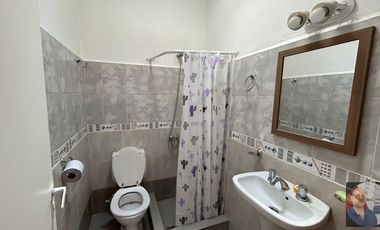 Casa actualmente dividida en 2, con rentas!