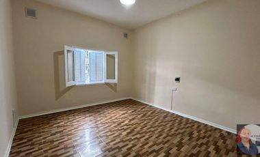 Casa actualmente dividida en 2, con rentas!