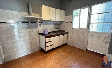 Casa actualmente dividida en 2, con rentas!