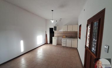 Casa actualmente dividida en 2, con rentas!